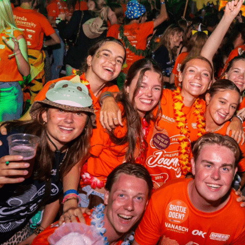 Groepsfoto van feestende studenten tijdens het uitgaan