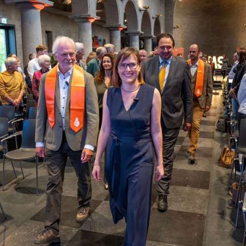 Paul Peeters, Nina Nesterova en anderen lopen door het publiek