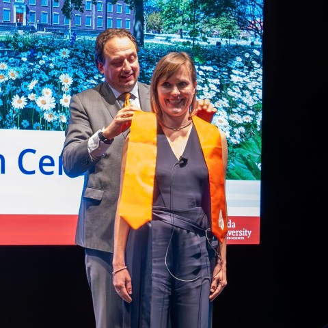 Jorrit Snijder doet een sjerp om bij Nina Nesterova