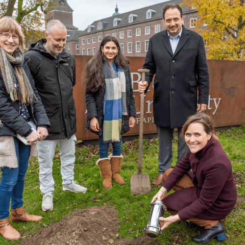 Jorrit Snijder en vier anderen begraven een tijdscapsule