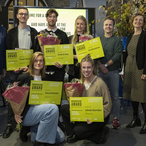 Vijf studenten met een prijs in hun hand en hun docenten