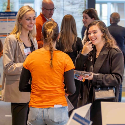 Bezoekers open dag in gesprek met studenten