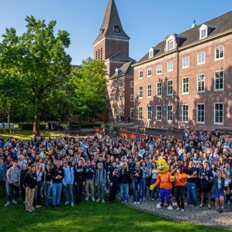 Groepsfoto van studenten op de BUas campus