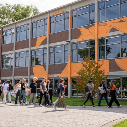 Studenten lopen langs een gebouw op de BUas campus