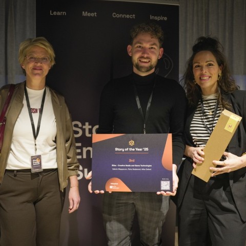 Drie medewerkers van BUas houden een award vast