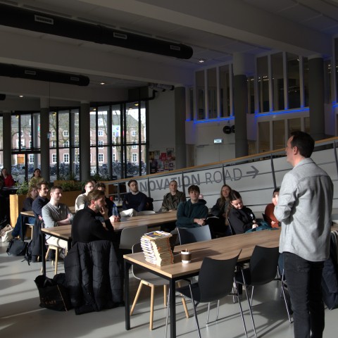 Studenten luisteren naar een presentatie