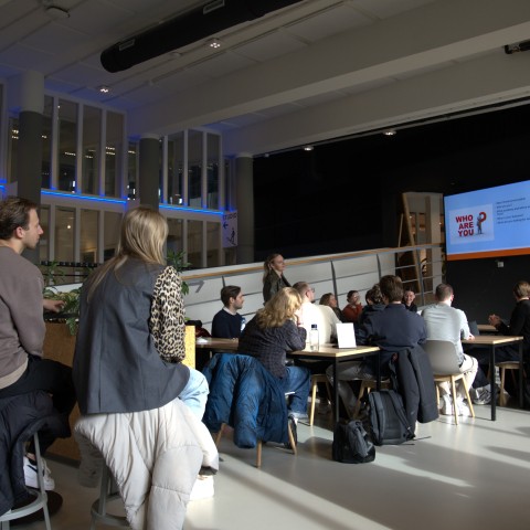Studenten luisteren naar een presentatie