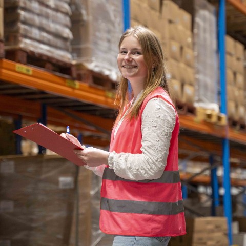 Studente werkt in een magazijn