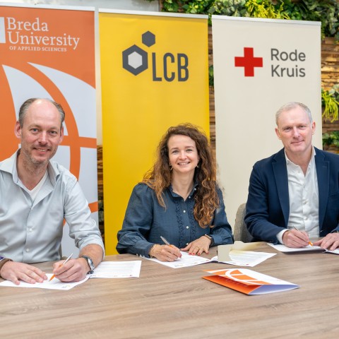 Vertegenwoordigers van BUas, LCB en het Rode Kruis