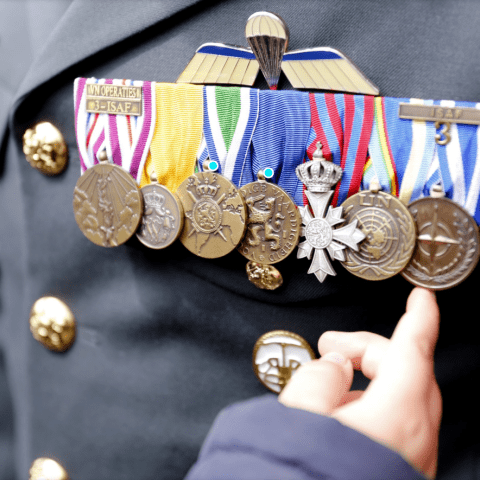 Jas met veel medailles en insignes