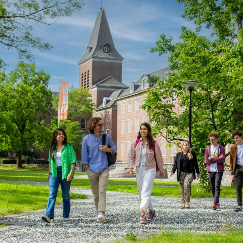 Wandelende studenten op de BUas campus
