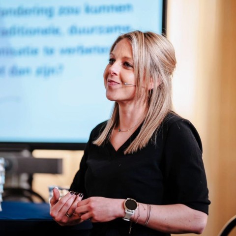 Yoy Bergs houdt een presentatie