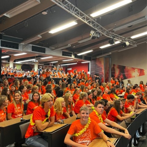 Studenten in collegezaal tijdens introductie