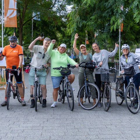 Groepsfoto van hbo-collega's op de fiets