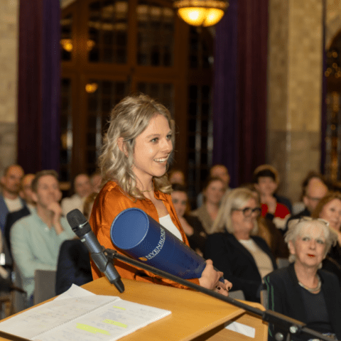 Yoy Bergs krijgt haar PhD promotie