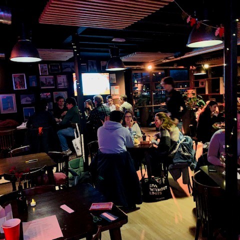 Studenten op een speedfriending evenement