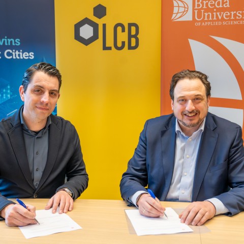 Jorrit Snijder en een andere man tekenen een document