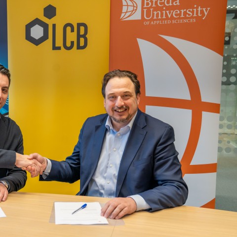Jorrit Snijder en een man schudden de hand