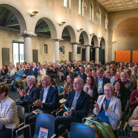 Publiek tijdens inauguratie van Carlos, Jessika en Jorn