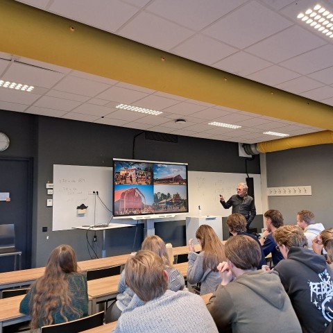 Studenten overleggen over de benefietavond