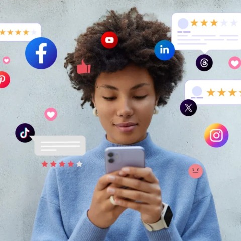 Een vrouw die social media bekijkt