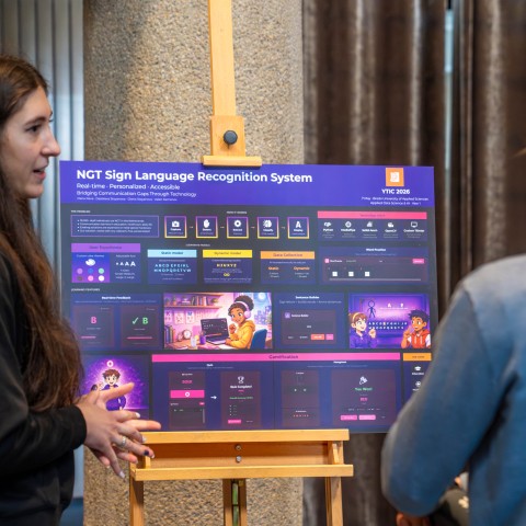Studenten geven toelichting op een wetenschappelijke poster over gebarentaal