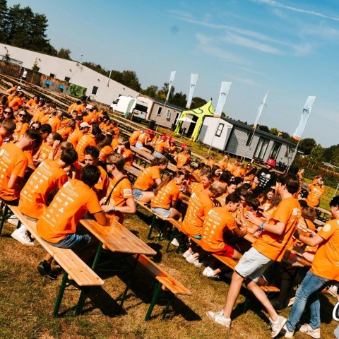Studenten aan lange tafels tijdens intro week