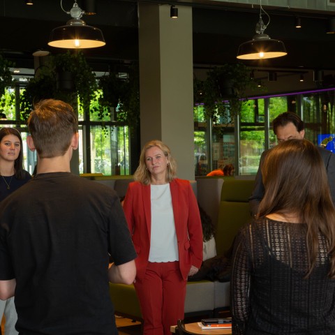 Zeven mensen praten in een kring