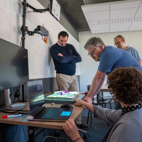 Docenten bekijken studentenwerk 