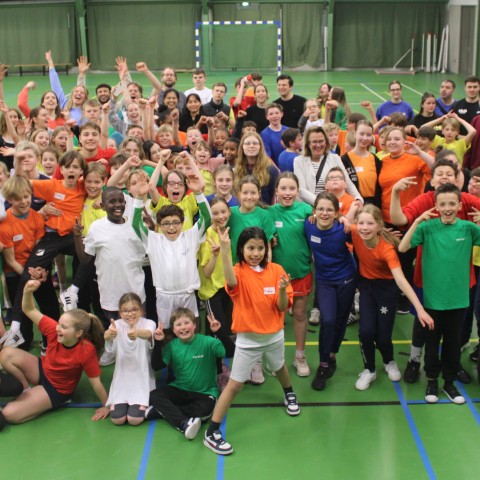 Groepsfoto van kinderen in een sportzaal