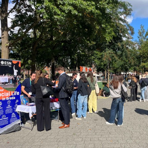 Studenten staan buiten bij verschillende standjes