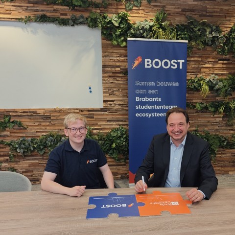 Joos Kat (BOOST) en Jorrit Snijder (BUas) zetten handtekening