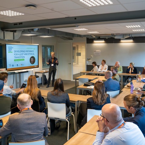 Een groep mensen neemt deel aan een workshop