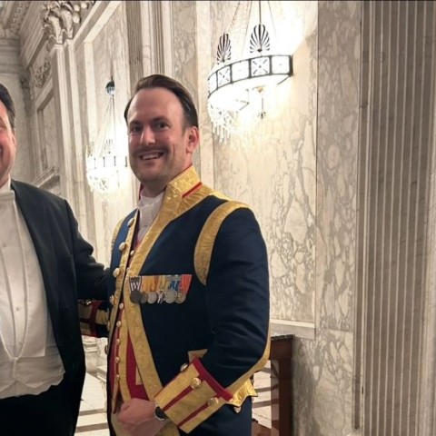 Jorrit Snijder en andere man bij staatsbezoek aan Oman