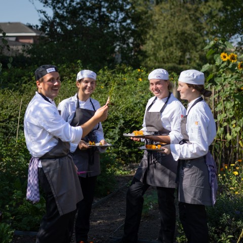 Studenten in de BUas moestuin