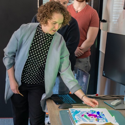 Docent bekijkt studentenwerk 