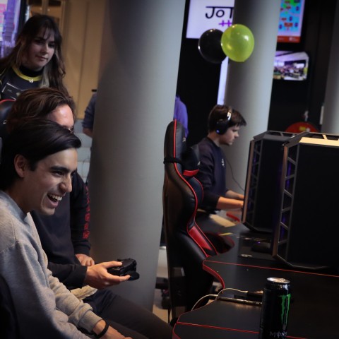 Studenten spelen samen een videogame