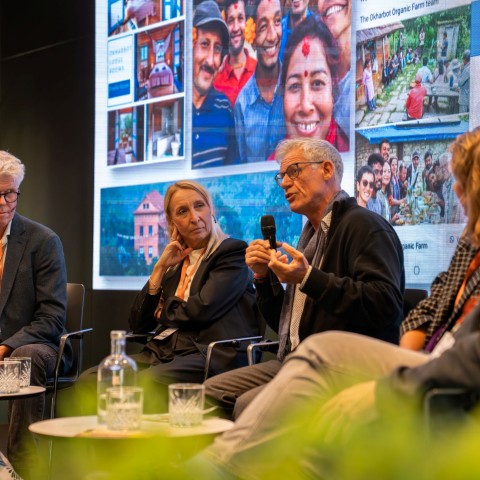 5 panelleden met elkaar in gesprek tijdens het IAC