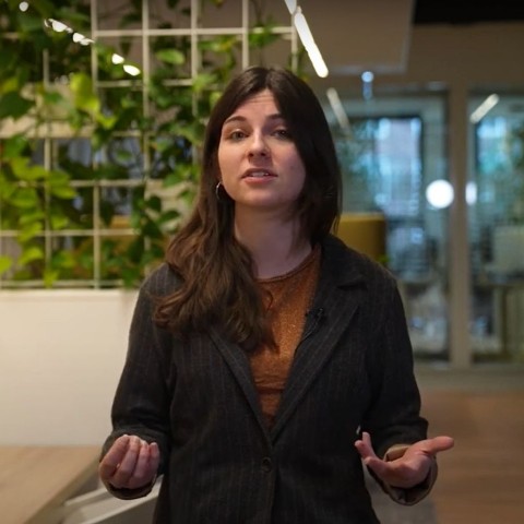 Een student geeft een uitleg 