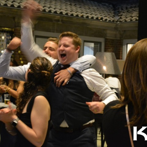 Twee juichende studenten