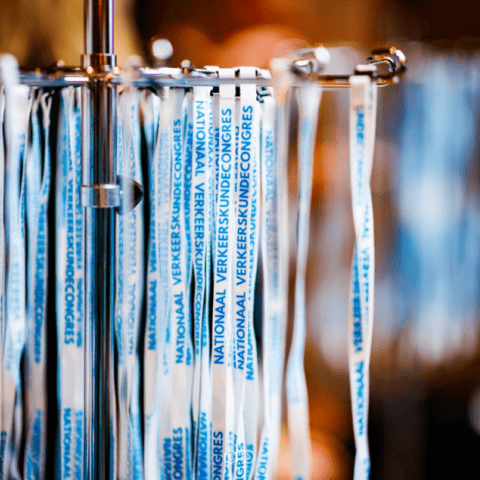 Een rek met lanyards van het verkeerskundecongres