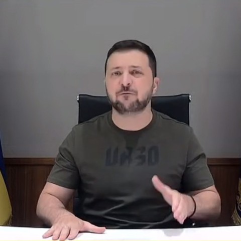 Zelensky geeft een toespraak achter zijn bureau 