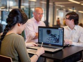 Master Tourism Destination Management docent met twee studenten