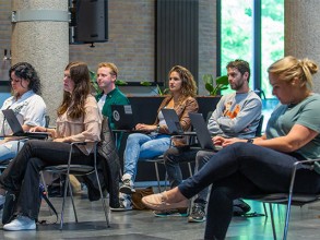 Studenten tijdens college in de collegezaal in de kapel