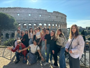 Groep studenten voor het Colosseum in Rome