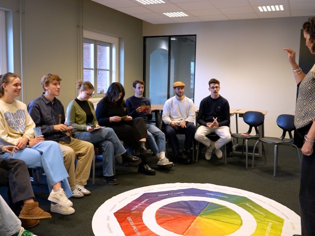 Studenten luisteren naar een docent in een klaslokaal