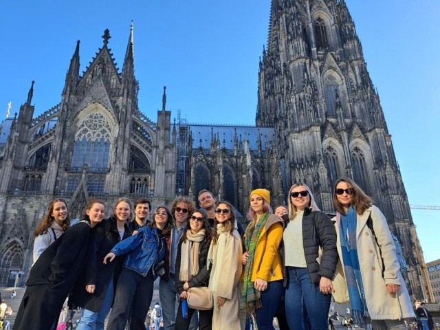 Groepsfoto van studenten voor de dom van Keulen