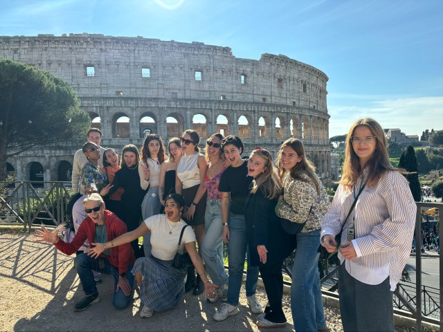 Studenten bij het collosseum in Rome