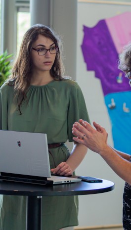 Twee mensen met elkaar in gesprek