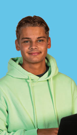 Een jongen houdt een laptop vast